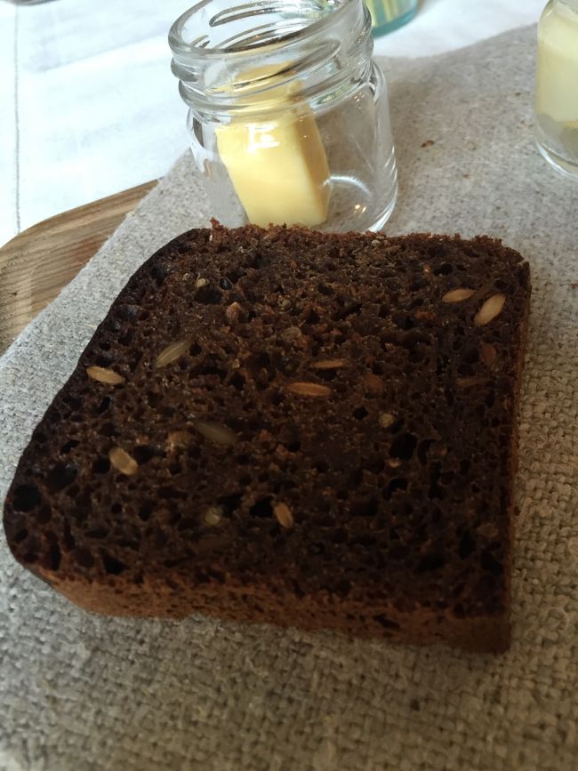 今回の旅行ではまった黒パン。<br />少し酸味があり、食が進む。