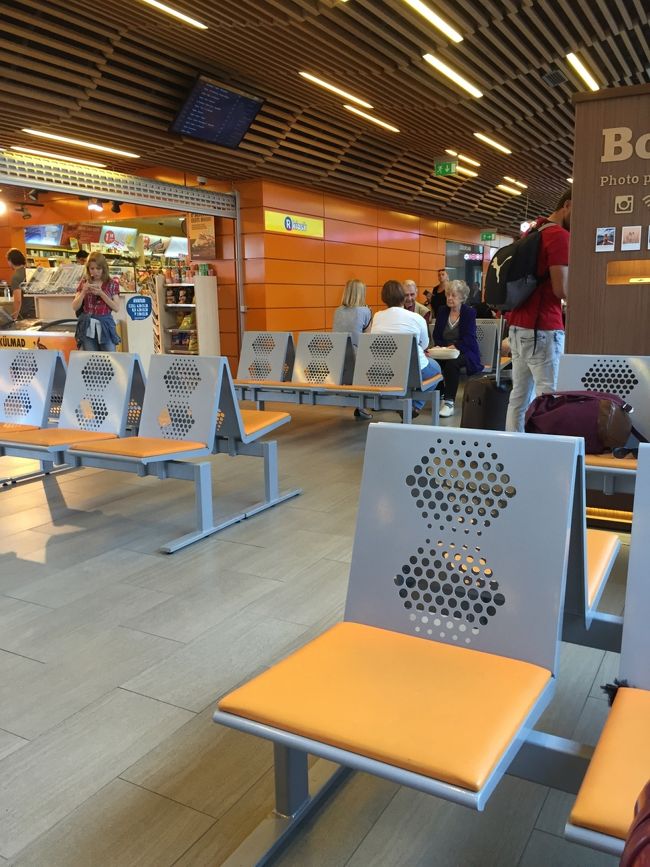 バスでラトビア、リガまで。<br />バスターミナルは旧市街から離れたところにある。<br />建物はきれいでわかりやい作り。