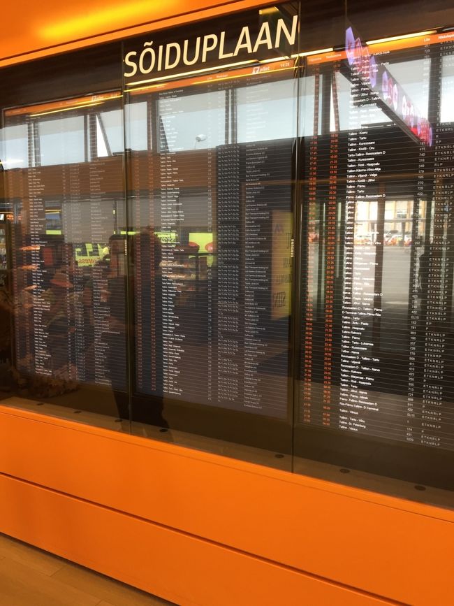 写りきらないが、ものすごい数のバス。<br />鉄道よりバスが主流。<br />サンクトペテルブルクまで10ユーロと恐ろしい金額のバスもあった