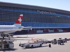 スイス・チューリッヒ国際空港の写真。

チューリッヒ国際空港に到着しました。

チューリッヒ国際空港は、スイスのフラッグキャリアである
スイス インターナショナル エアラインズ（スイス国際航空）の本拠地であり、
チューリッヒ市の郊外クローテンに位置するスイス最大の国際空港です。

チューリッヒ国際空港は、9回連続して「ワールド・トラベル・アワード」
（World Travel Awards）のヨーロッパでのリーディング・エアポートに
選ばれています。