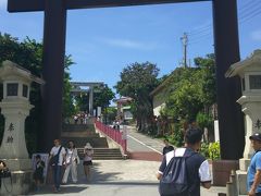 お昼が食べ終わったら、波上宮へ参拝します

ここは、沖縄ならではの紅型染めの御守りと、外側からここを見たときの絶景具合が人気の場所です！
外側からは少し歩かなきゃいけないので、まずは参拝ですね！