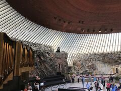 テンペリアウキオ教会です。
すごい数の観光客で、全然ゆっくり見れませんでした。
演奏もしていたのに、残念です。
でも、岩で作られた教会を見たのは初めてで感動。光がいっぱい差し込んでてキレイでした。もうすこし空いてたらよかったです。