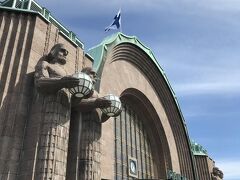 そのままヘルシンキ中央駅まで歩いてきました。
駅前のこの人達を撮影しないと！
手に持ってるのはライトで、夜になると点灯するらしいですが、白夜で日の入りさえ見れなかったので、次は冬に来てみたいです。