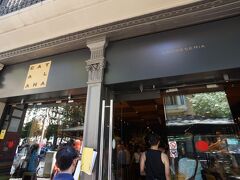 バルの超人気店セルベセリア・カタロニアです。３０分待ちで混んでました。