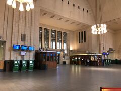 ヘルシンキ中央駅から長距離列車に乗ります。
駅構内って、テロとかあったらどうしようとか思うと少し怖いです。