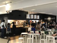 本社の社員食堂、マリトリでランチです。
ここも日本人だらけ。

トレーに好きなだけとって、レジで会計。どれだけ食べても１１ユーロです。
食器も好きなのを選べます。もちろんすべてマリメッコの食器です。