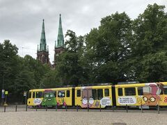 デザイン博物館をゆっくりみて、まだ時間があるので、目の前にある教会に行くことに。


おもしろいトラムが通りました。
