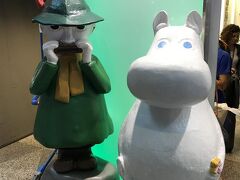 ムーミンショップ。
最後にユーロ使わせたいのかな。

お店の前にムーミンとスナフキン！