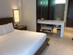 Amorita Resort Bohol 2泊 （Ctrip 30,842円）
4つ星ホテルでございます。
バックパック（というか、いつもの通勤リュック）を背負って、
トライシクルで乗り付けて、ゴメンナサイ。

ホテルの部屋（デラックス）。
広々、きれいで快適です。
ツインを予約したけど、ダブルしかなく。。
妹との旅行だったので、まぁよしとします。
