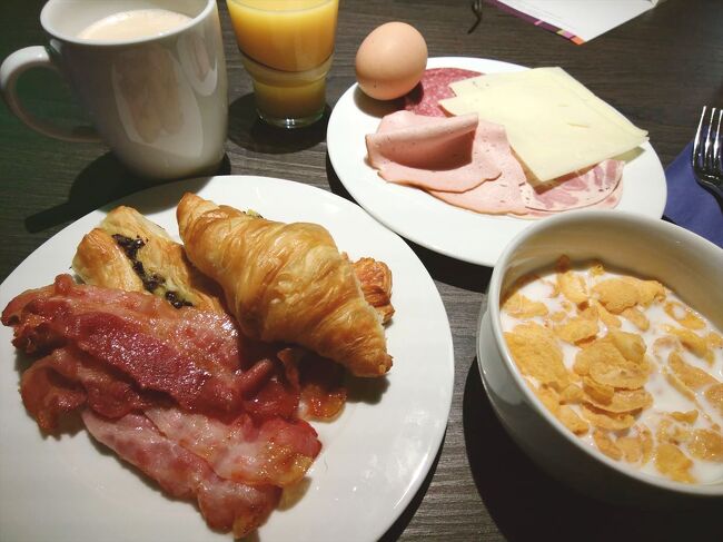 6:30<br />チェックアウトをして、フロント隣の昨夜夕食を摂ったレストランで朝食です。