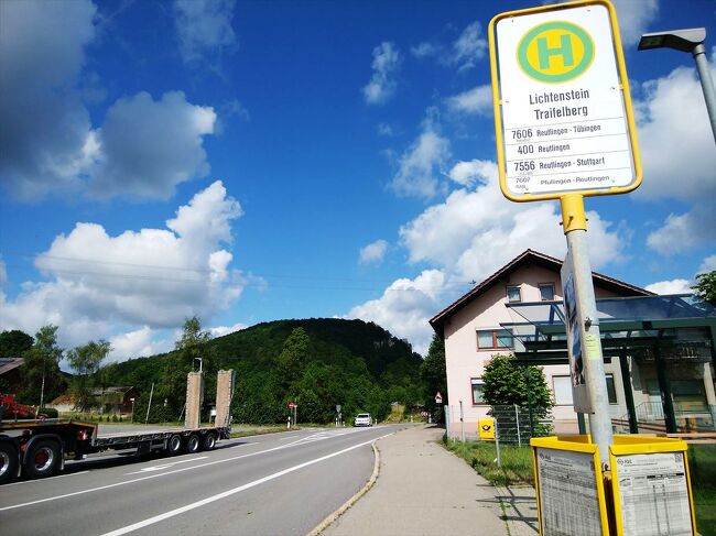 9:30にお城を出て、帰りは起伏が無いだろうと推測した自動車道に沿った道を帰ってきましたが、緩い登りで時間が掛かり10:16にバス停に到着しました。