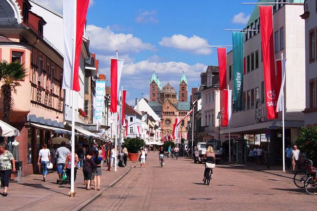 門をくぐると突き当たりに大聖堂が見えました。