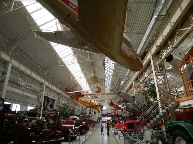 頭上には航空機があります。