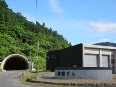 まだ７時前なので建物の奥の道路にロープが張ってありダムに近づけず。