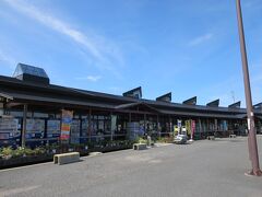 道の駅　田舎館

ここは田んぼアートが有名ですがそれには目もくれず、わざわざ遠回りしてここに寄ったのは一升瓶のリンゴジュースを買うため。
リンゴジュースというより林檎のしぼり汁。とにかく美味しすぎる。

飛行機には手荷物で載せないといけないけどそれでも欲しい。安いし。
2本お買い上げ　1本550円　（運転手が大阪梅田で1本1,600円で売っていたといってます）