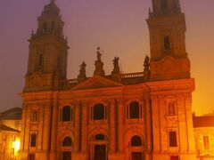 サンタマリアカテドラル(Catedral de Santa Mar&#237;a de Lugo)

755年に建立された教会を基礎とするカトリック教会の大聖堂です。1273年に現在のロマネスク様式に建て替えられました。


サンタマリアカテドラル：https://en.wikipedia.org/wiki/Lugo_Cathedral
カトリック教会：https://ja.wikipedia.org/wiki/%E3%82%AB%E3%83%88%E3%83%AA%E3%83%83%E3%82%AF%E6%95%99%E4%BC%9A
大聖堂：https://ja.wikipedia.org/wiki/%E5%A4%A7%E8%81%96%E5%A0%82
ロマネスク様式：https://ja.wikipedia.org/wiki/%E3%83%AD%E3%83%9E%E3%83%8D%E3%82%B9%E3%82%AF%E5%BB%BA%E7%AF%89