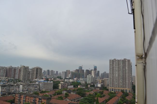 別の角度から市内を望む。