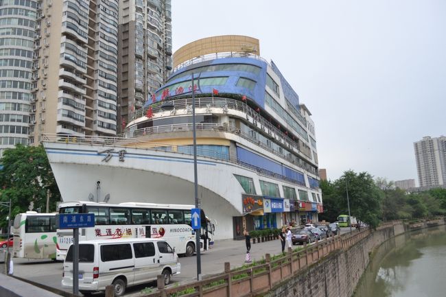 すぐそばには船形をしたビルが建っています。