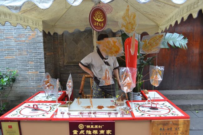 飴細工のお店。<br />日本にもありますね。