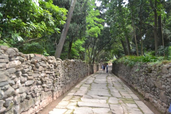 石畳の参道を歩いてお堂に向う。<br /><br />ここは、参拝客がほとんどおらず、ひっそりとしていた。