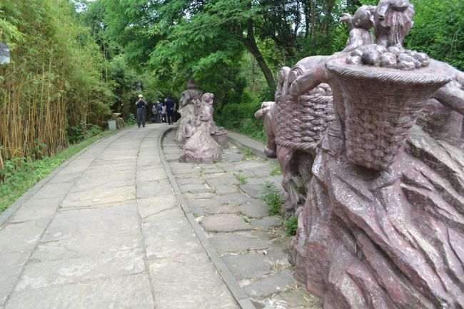 昔の金牛古道が整備されており、銅像などが建っている。<br />ここは、北伐する際に軍隊と物資を運んだ道です。