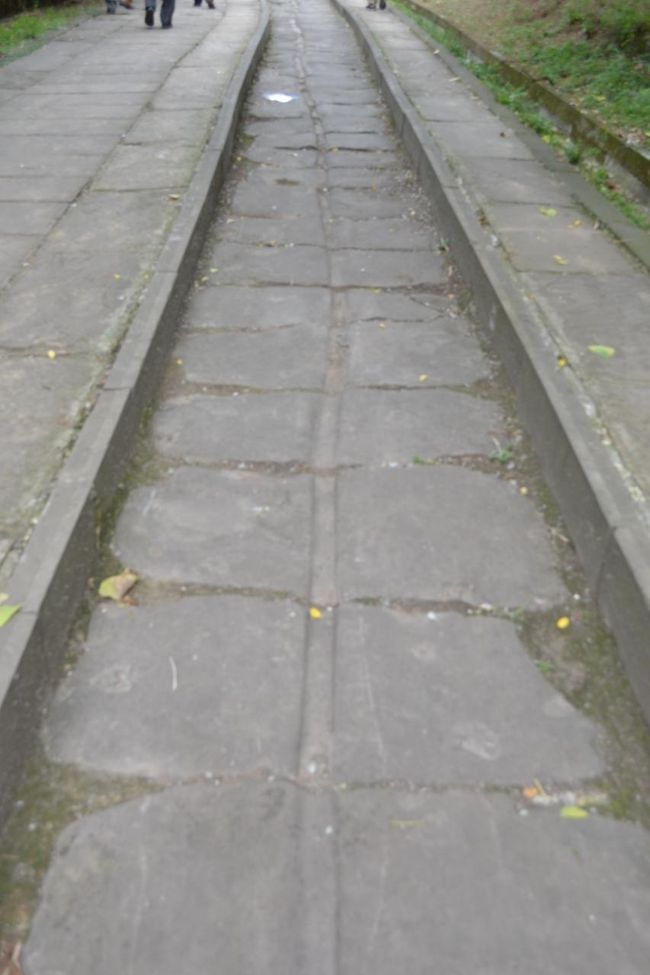 石の上にその轍が残っています。