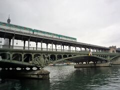 ビル・アケム橋。　
1階が歩行者と自動車用、2階部分にメトロ6号線が通る二層構造の橋です。
ちょうど、電車が通過するところを撮れました！