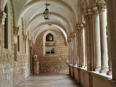 残念ながら修道院の内部は修復中でしたが
ここの回廊も素敵でした。