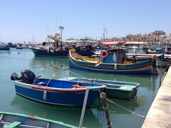 マルタのカラフルな色の漁船。絵になります。