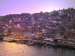 日没の時間に合わせて対岸のガイア（Vila Nova de Gaia）地区へ。メトロのジャルディン・ド・ モーロ駅（Jardim do Morro）で降りたところがポルト一番の絶景ポイントだと思います。この時間は人がたくさんいるので、暗くなっても比較的安全。