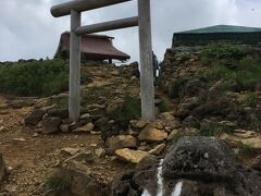 岩場が終わると、熊野岳の神社。木の鳥居をくぐり、登山の安全への感謝・お天気の祈願・下山時の安全を願い 手を合わせます。
