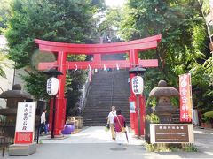 港区にある愛宕(あたご)神社。
大鳥居の後ろには「出世の石段（男坂）」と呼ばれる傾斜40度・86段の石段がある。