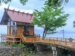 浮木神社があります。
こちらの神社は、先の三湖伝説の中で、八郎太郎が辰子姫に会いに来て、初めて田沢湖に入った場所だそうです。
