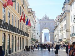 アウグスタ通り。
コルメシオ広場に向かって歩く。
勝利のアーチが見えてきた！
通り沿いにあったバカリャウコロッケのお店でコロッケ食べた。