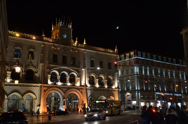 ディナーの後、ぶらぶらと散策をしてホテルへ戻る。<br />ロシオ駅が美しい。