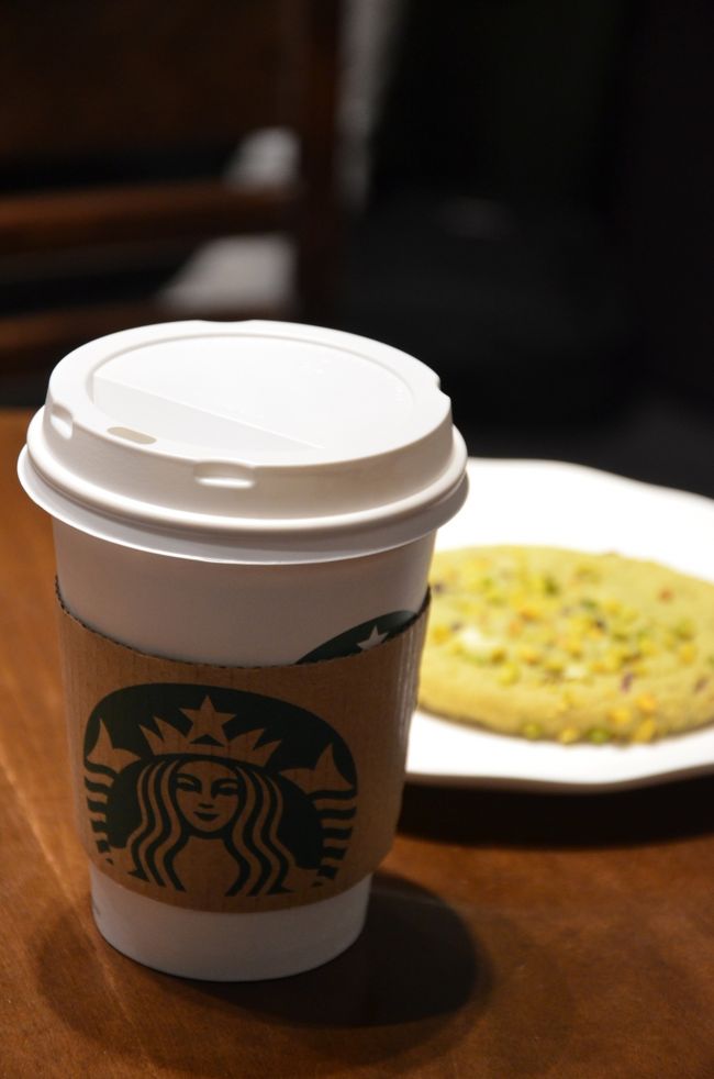 ロシオ駅にあるスタバでコーヒータイム。<br />ディナーのレストランが11時クローズのレストランだったので、コーヒーとデザートはなしでお店を出た。<br />で、ロシオ駅のスタバでコーヒーとクッキー。<br /><br />ピスタチオクッキー、美味しかったよ！<br />日本のスタバにあったかな？<br />