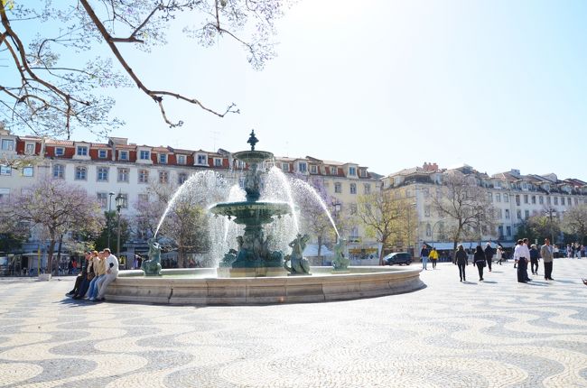 ロシオ広場<br /><br />ホテルから歩いてすぐ。<br />お天気よくて気持ちよかった！<br /><br />ふら～っと歩きながらこの日のプランを立てる。