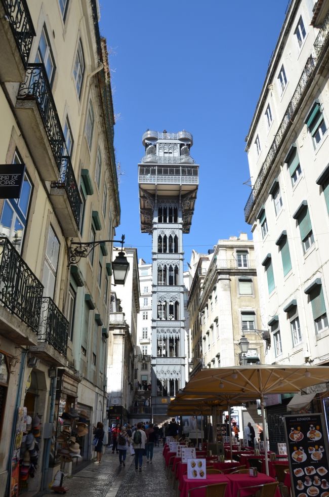 サンタ・ジュスタのエレベーター。<br />予想以上に列が長い!!<br />この強い陽射しの下で列に並ぶなんて・・・(笑)<br />後ろ髪ひかれつつも、写真だけ撮ってお別れ。