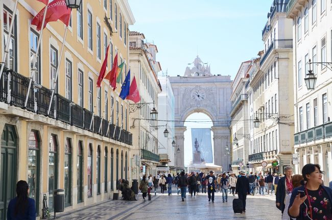 アウグスタ通り。<br />コルメシオ広場に向かって歩く。<br />勝利のアーチが見えてきた！<br />通り沿いにあったバカリャウコロッケのお店でコロッケ食べた。