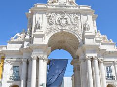 勝利のアーチ。
白いアーチが青空に映える。