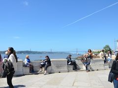 コメルシオ広場からテージョ川側に道路を渡ってみる。
右側に4月25日橋が見える。
海にしか見えない(笑)、大きな大きな川。