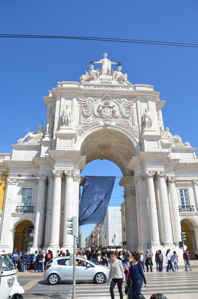 勝利のアーチ。<br />白いアーチが青空に映える。