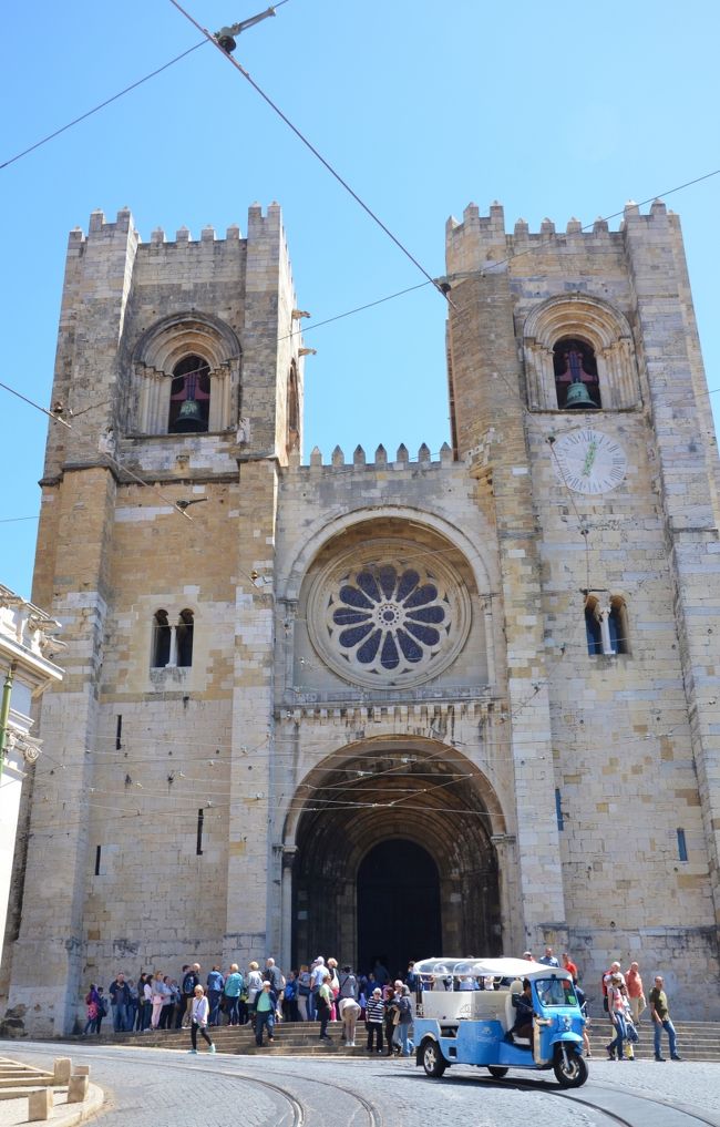 とっても暑い中、とっても遠回りをして(笑)、やっとカテドラルに到着。<br />だけど、その道中がとても素敵な道だった。<br /><br />さすがにここは人が多い。