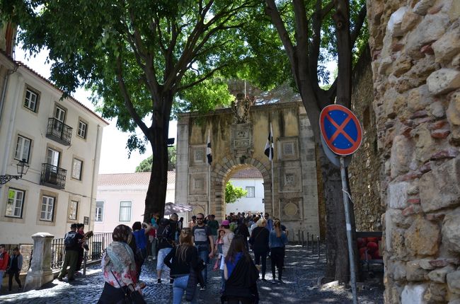 カテドラルからサン・ジョルジェ城へ向かう。<br />行き方がよく分からなくて、カテドラルの近くの売店のお兄さんに教えてもらったバスに乗った。<br />