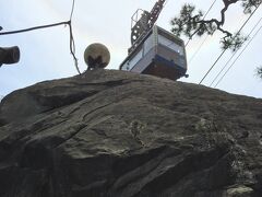 千光寺の玉の岩
岩のてっぺんに、はるか遠くを照らす宝玉があったという
伝説があります。
今は、宝玉の代わりに玉が置かれています。