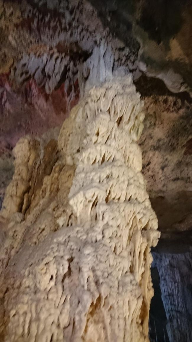 やっぱり、この鍾乳洞、、、少し怖い感じがしますね・・・。