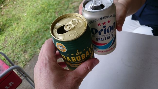 洞窟を出るや否やガソリン切れになり、<br />Mさんと「乾杯っ！」！