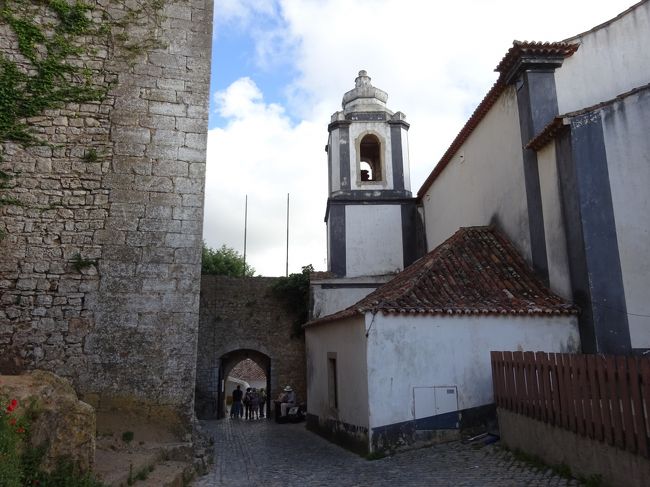 サンティアゴ教会と、ポサーダの間から入っていくと…<br /><br />その塔の麓でギター弾いている人がいて<br />なんとなくその音に惹かれて入って行ったんだ。<br /><br />夕方の雰囲気とあっていて良かった（〓＾ー＾〓）