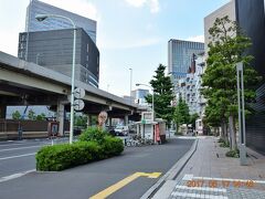 新橋駅から汐留シオサイトを通って、電通本社ビルの横を抜けます。

汐留シオサイトは1986年に廃止された旧国鉄汐留貨物駅の跡地です。