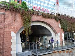 旧万世橋駅跡は現在はマーチエキュート神田万世橋に生まれ変わっています。

万世橋駅は中央本線の始発駅として1912年に開業した駅で、戦時中の1943年に廃止となったそうです。